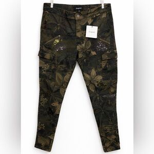 Desigual tropical cargo pants with sequins – New with tags – Size M/ US 6